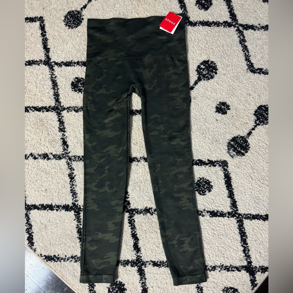 Spanx. Seamless Camo leggings. Color: green camo. Size:M